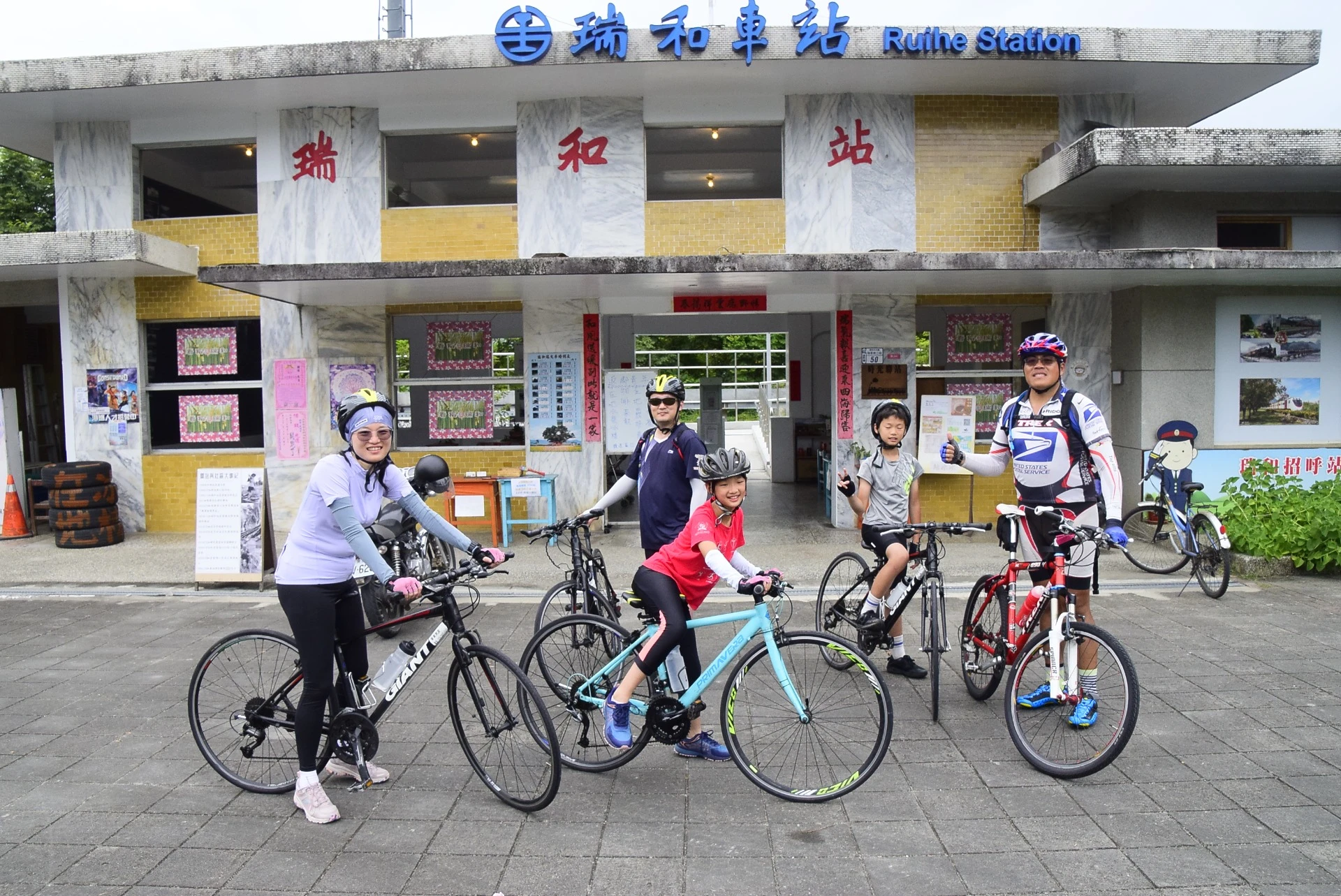 孩子與爸媽一起前進,笑容燦爛
